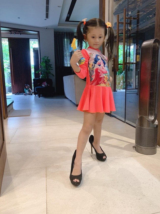 Mới 5 tuổi nhưng con gái Trang Trần đã tạo dáng cực đỉnh với giày cao gót, đến mẹ còn phải đắc ý: &quot;Hổ phụ sinh hổ tử&quot; - Ảnh 6.