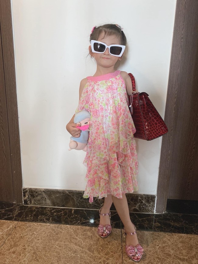 Mới 5 tuổi nhưng con gái Trang Trần đã tạo dáng cực đỉnh với giày cao gót, đến mẹ còn phải đắc ý: &quot;Hổ phụ sinh hổ tử&quot; - Ảnh 9.