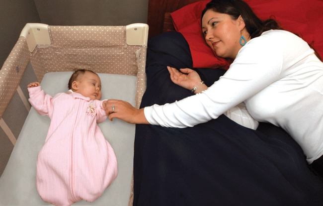 Cho bé sơ sinh ngủ chung giường – rủi ro thực sự đến mức nào? - Ảnh 2.