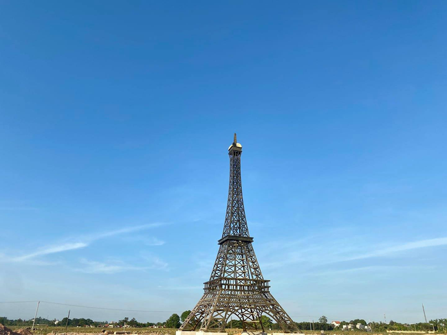 Tháp Eiffel lại xuất hiện ở Việt Nam phiên bản &quot;đồng không mông quạnh&quot; - Ảnh 2.