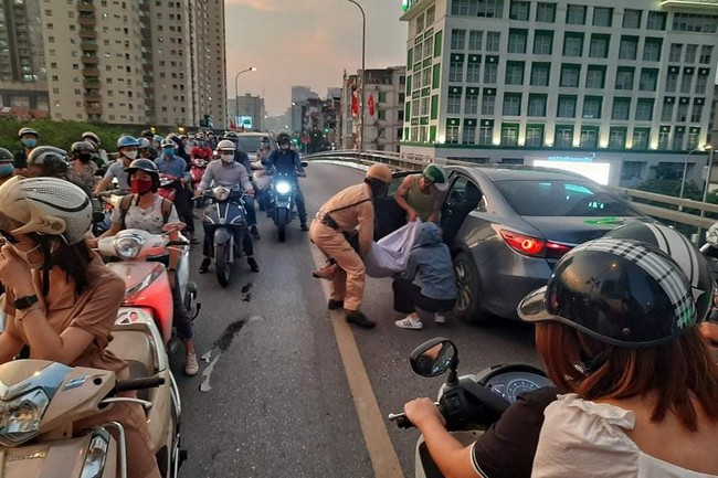 Tai nạn liên hoàn trên cầu vượt Nguyễn Chánh, một người nguy kịch - Ảnh 2.