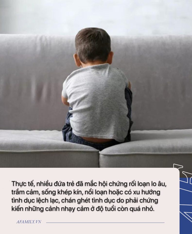 Hình ảnh gây sốc ở công viên Thủ Lệ: Cặp đôi thản nhiên làm hành động &quot;nhạy cảm&quot;, mặc cho có trẻ nhỏ ngồi chơi ngay bên cạnh - Ảnh 2.