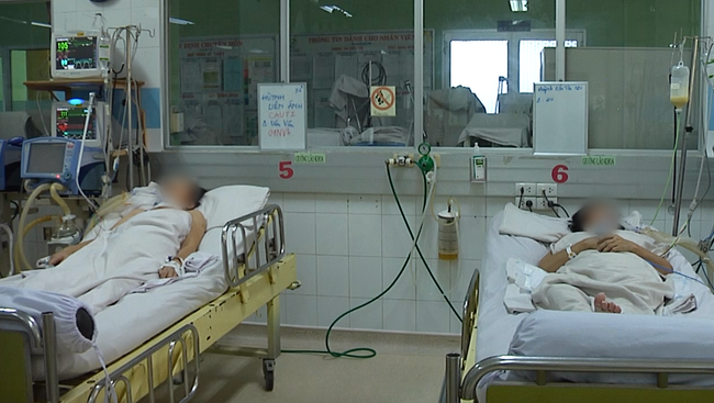 Anh trai 2 bệnh nhân ngộ độc nặng, điều trị tại BV Bệnh Nhiệt đới TP.HCM cũng sụp mi sau khi ăn Pate Minh Chay - Ảnh 1.