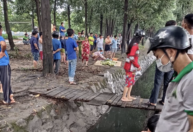 Thương tâm: Mẹ khóc ngất bên thi thể bé gái ở Bình Dương tắm mưa lọt xuống mương nước tử vong - Ảnh 1. Thương tâm: Mẹ khóc ngất bên thi thể bé gái ở Bình Dương tắm mưa lọt xuống mương nước tử vong - Ảnh 1.
