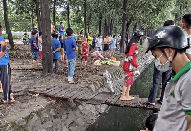 Thương tâm: Mẹ khóc ngất bên thi thể bé gái ở Bình Dương tắm mưa lọt xuống mương nước tử vong - Ảnh 1.