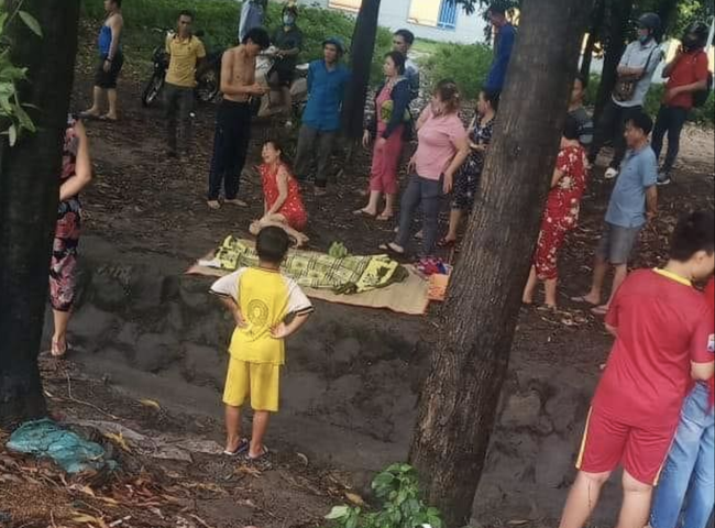 Thương tâm: Mẹ khóc ngất bên thi thể bé gái ở Bình Dương tắm mưa lọt xuống mương nước tử vong - Ảnh 2. Thương tâm: Mẹ khóc ngất bên thi thể bé gái ở Bình Dương tắm mưa lọt xuống mương nước tử vong - Ảnh 2.