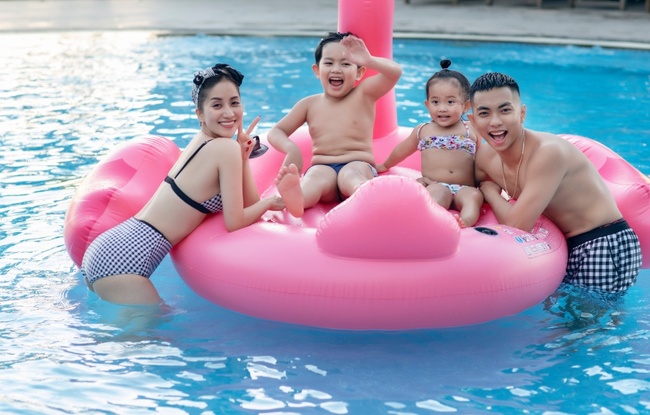 Diện bikini khoe vóc dáng nóng bỏng, Khánh Thi khóa môi nồng nàn Phan Hiển bên bể bơi - Ảnh 4.