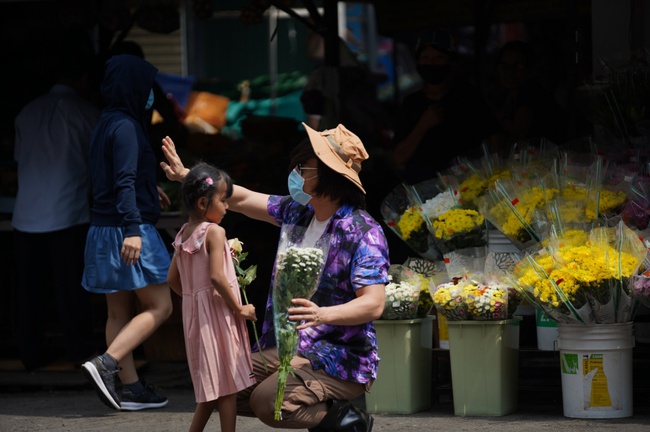 Lê Dương Bảo Lâm đi bán bông ngoài chợ, khán giả từ chối thì bồng bế ép mua - Ảnh 3.