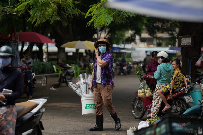 Lê Dương Bảo Lâm đi bán bông ngoài chợ, khán giả từ chối thì bồng bế ép mua - Ảnh 5.