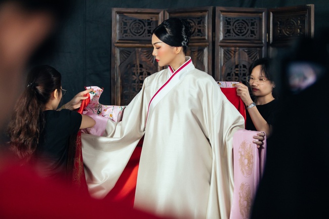 Cảnh Thanh Hằng mặc phượng bào 10kg của Hoàng hậu Dương Vân Nga: Quyền lực đúng đẳng cấp siêu mẫu - Ảnh 5.