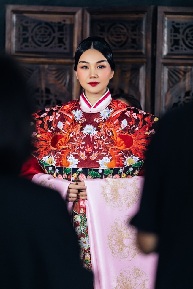Cảnh Thanh Hằng mặc phượng bào 10kg của Hoàng hậu Dương Vân Nga: Quyền lực đúng đẳng cấp siêu mẫu - Ảnh 3.