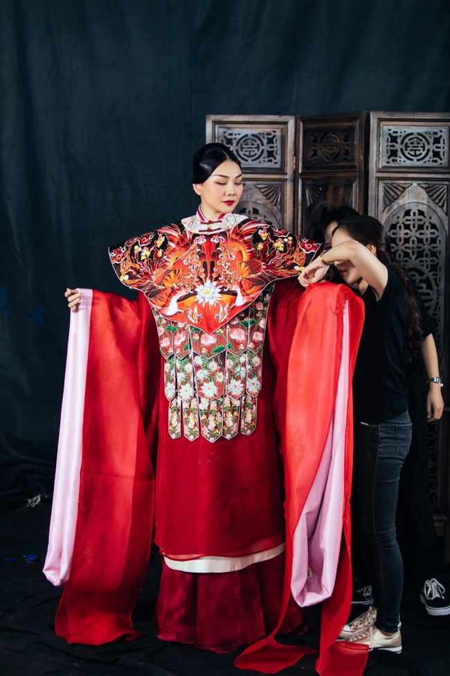 Cảnh Thanh Hằng mặc phượng bào 10kg của Hoàng hậu Dương Vân Nga: Quyền lực đúng đẳng cấp siêu mẫu - Ảnh 1.