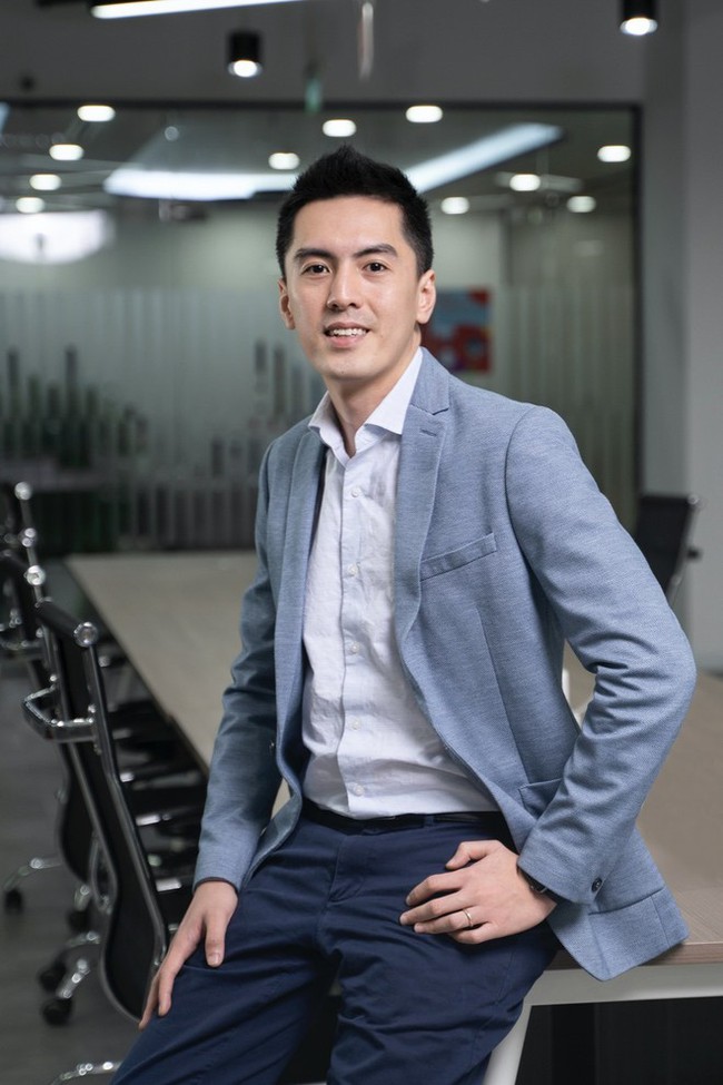 Vô tình bị &quot;chụp lén&quot;, tân CEO Gojek Việt Nam đẹp trai như &quot;hot boy&quot; lập tức trở thành tâm điểm: Cao 1m84, 33 tuổi đã làm giám đốc điều hành của nhiều công ty lớn - Ảnh 4.