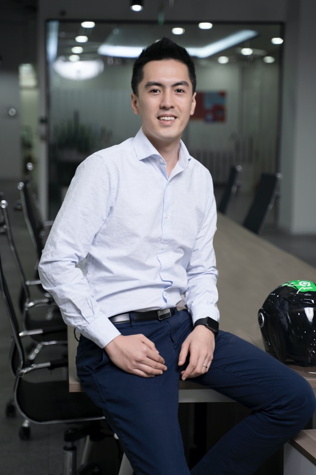Vô tình bị &quot;chụp lén&quot;, tân CEO Gojek Việt Nam đẹp trai như &quot;hot boy&quot; lập tức trở thành tâm điểm: Cao 1m84, 33 tuổi đã làm giám đốc điều hành của nhiều công ty lớn - Ảnh 5.