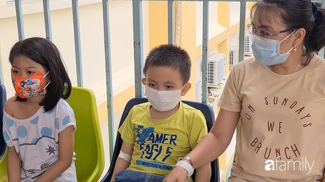 Hàng chục trẻ nghi ngộ độc sau bữa ăn ở trường tiểu học Bình Trưng Đông: Nạn nhân nhập viện tăng lên 45 người - Ảnh 1.