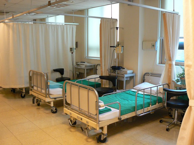 Đ&acirc;y l&agrave; nơi ẩn chứa "si&ecirc;u vi khuẩn" trong bệnh viện m&agrave; bạn kh&ocirc;ng thể ngờ tới, h&atilde;y tự bảo vệ m&igrave;nh khi ra v&agrave;o bệnh viện bằng 6 c&aacute;ch hiệu quả - Ảnh 1.