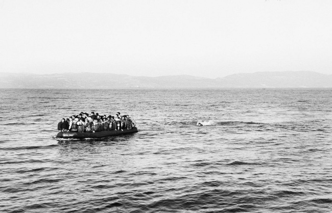 Những bức ảnh và câu chuyện gây ám ảnh người xem về cuộc di cư vượt biển: Bất chấp giá lạnh, hàng triệu người vẫn đi tìm cho mình nơi cư trú an toàn - Ảnh 1.
