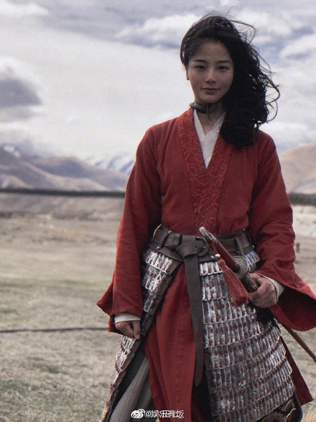 "Mulan": Ngỡ ngàng trước nhan sắc diễn viên đóng thế cho Lưu Diệc Phi, netizen không biết ai đẹp hơn ai - Ảnh 3. "Mulan": Ngỡ ngàng trước nhan sắc diễn viên đóng thế cho Lưu Diệc Phi, netizen không biết ai đẹp hơn ai - Ảnh 3.