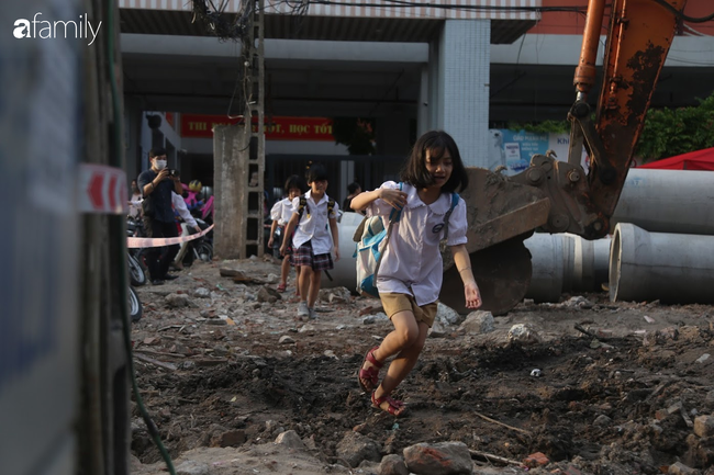 "Đại công trường" không rào chắn ngay trường học, học sinh vô tư chơi đùa - Ảnh 13. "Đại công trường" không rào chắn ngay trường học, học sinh vô tư chơi đùa - Ảnh 13.