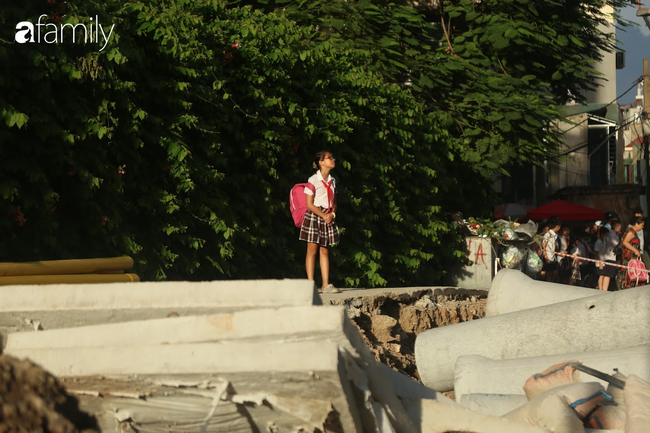"Đại công trường" không rào chắn ngay trường học, học sinh vô tư chơi đùa - Ảnh 12. "Đại công trường" không rào chắn ngay trường học, học sinh vô tư chơi đùa - Ảnh 12.