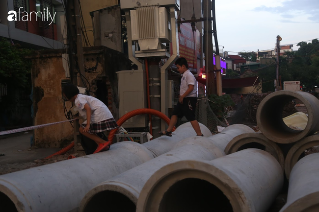 "Đại công trường" không rào chắn ngay trường học, học sinh vô tư chơi đùa - Ảnh 11. "Đại công trường" không rào chắn ngay trường học, học sinh vô tư chơi đùa - Ảnh 11.