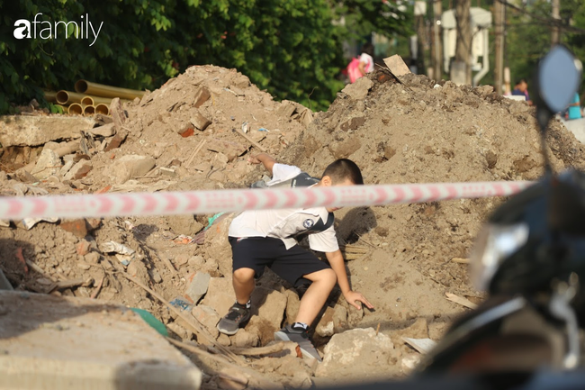 "Đại công trường" không rào chắn ngay trường học, học sinh vô tư chơi đùa - Ảnh 10. "Đại công trường" không rào chắn ngay trường học, học sinh vô tư chơi đùa - Ảnh 10.