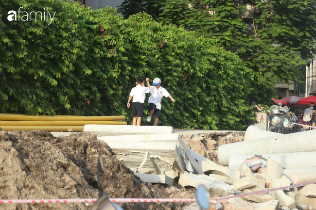 "Đại công trường" không rào chắn ngay trường học, học sinh vô tư chơi đùa - Ảnh 7. "Đại công trường" không rào chắn ngay trường học, học sinh vô tư chơi đùa - Ảnh 7.