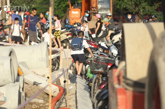 "Đại công trường" không rào chắn ngay trường học, học sinh vô tư chơi đùa - Ảnh 3. "Đại công trường" không rào chắn ngay trường học, học sinh vô tư chơi đùa - Ảnh 3.