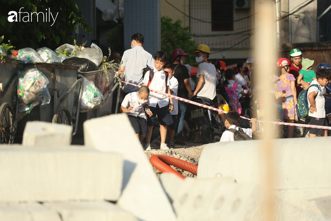 "Đại công trường" không rào chắn ngay trường học, học sinh vô tư chơi đùa - Ảnh 4. "Đại công trường" không rào chắn ngay trường học, học sinh vô tư chơi đùa - Ảnh 4.