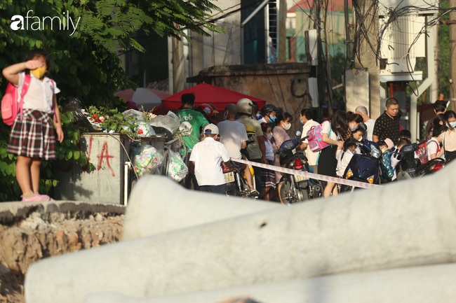 "Đại công trường" không rào chắn ngay trường học, học sinh vô tư chơi đùa - Ảnh 5. "Đại công trường" không rào chắn ngay trường học, học sinh vô tư chơi đùa - Ảnh 5.