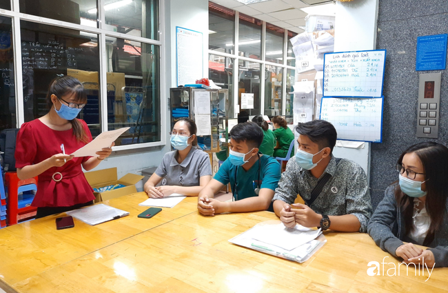 Ảnh: Khoảnh khắc bé trai sơ sinh bệnh nặng bị bỏ rơi trước cổng chùa An Lạc được bàn giao cho cha mẹ ruột - Ảnh 3. Ảnh: Khoảnh khắc bé trai sơ sinh bệnh nặng bị bỏ rơi trước cổng chùa An Lạc được bàn giao cho cha mẹ ruột - Ảnh 3.