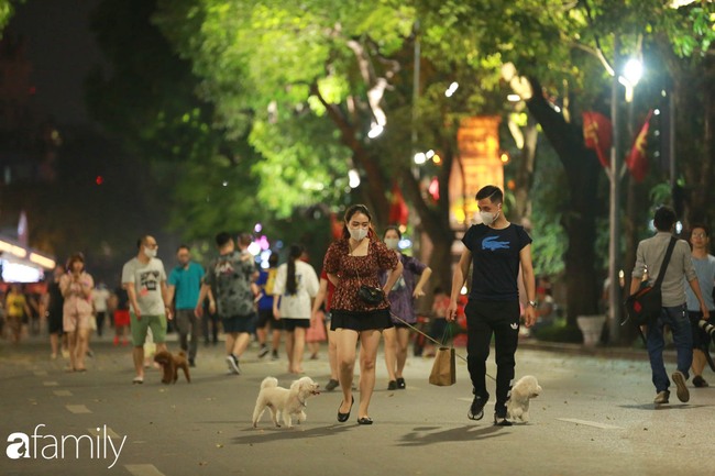 Hà Nội cho phép hoạt động trở lại phố đi bộ Hồ Gươm, quán bar, karaoke, vũ trường từ 0h ngày 16/9 - Ảnh 1.