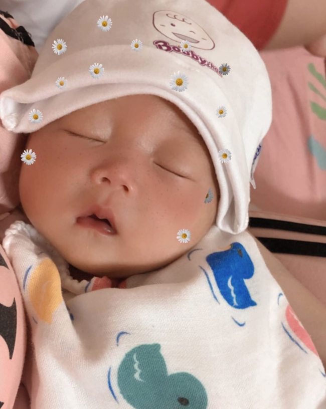 Cận cảnh gương mặt xinh xắn của con gái Chi Bé, hội bạn thân Linh Ka, Long Hoàng phản ứng bất ngờ khi hay tin - Ảnh 4. Cận cảnh gương mặt xinh xắn của con gái Chi Bé, hội bạn thân Linh Ka, Long Hoàng phản ứng bất ngờ khi hay tin - Ảnh 4.