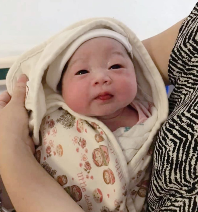 Cận cảnh gương mặt xinh xắn của con gái Chi Bé, hội bạn thân Linh Ka, Long Hoàng phản ứng bất ngờ khi hay tin - Ảnh 2. Cận cảnh gương mặt xinh xắn của con gái Chi Bé, hội bạn thân Linh Ka, Long Hoàng phản ứng bất ngờ khi hay tin - Ảnh 2.