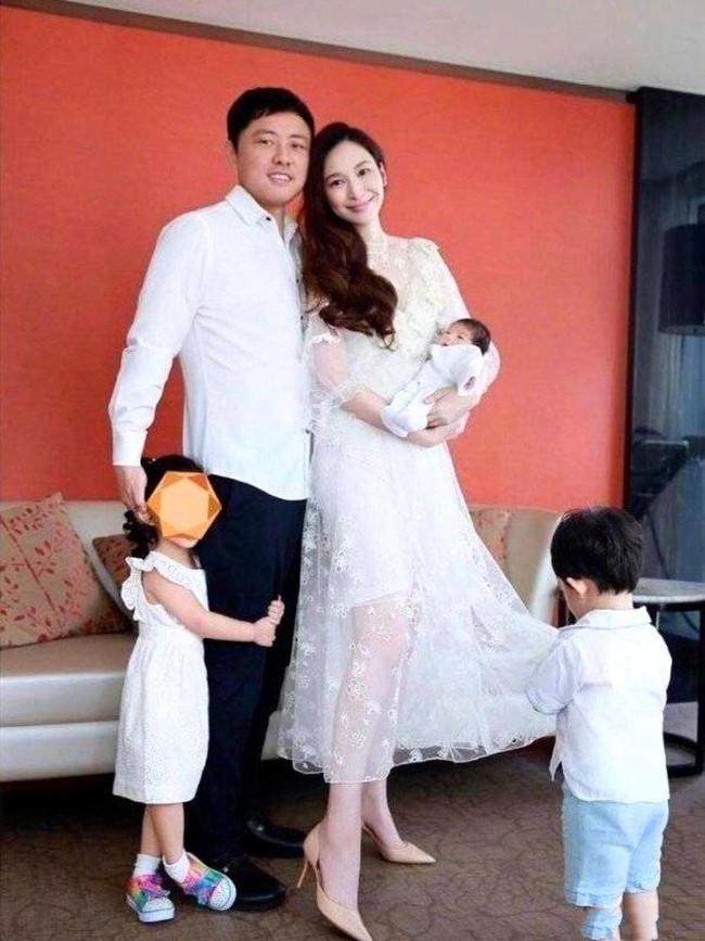 Cái kết của mỹ nhân Cbiz sau khi cùng đại gia "chung hoạn nạn": Người hạnh phúc viên mãn, kẻ bị bỏ rơi tự tử không thành - Ảnh 6. Cái kết của mỹ nhân Cbiz sau khi cùng đại gia "chung hoạn nạn": Người hạnh phúc viên mãn, kẻ bị bỏ rơi tự tử không thành - Ảnh 6.