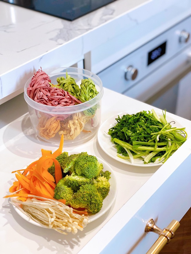 Sắp đến ngày chay, Hoa hậu Ngọc Hân lại trổ tài làm mì xào chay đầy sắc màu khiến chị em rần rần học theo - Ảnh 3. Sắp đến ngày chay, Hoa hậu Ngọc Hân lại trổ tài làm mì xào chay đầy sắc màu khiến chị em rần rần học theo - Ảnh 3.