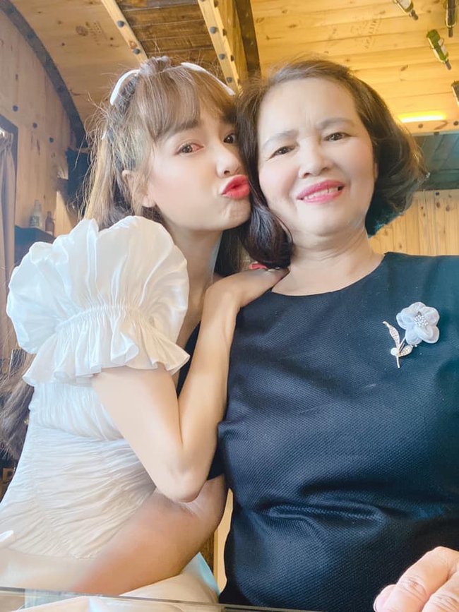 Nhã Phương đăng ảnh bên gia đình mà cộng đồng mạng lại lo sốt vó khi nhìn vào bộ phận này của cô - Ảnh 3. Nhã Phương đăng ảnh bên gia đình mà cộng đồng mạng lại lo sốt vó khi nhìn vào bộ phận này của cô - Ảnh 3.