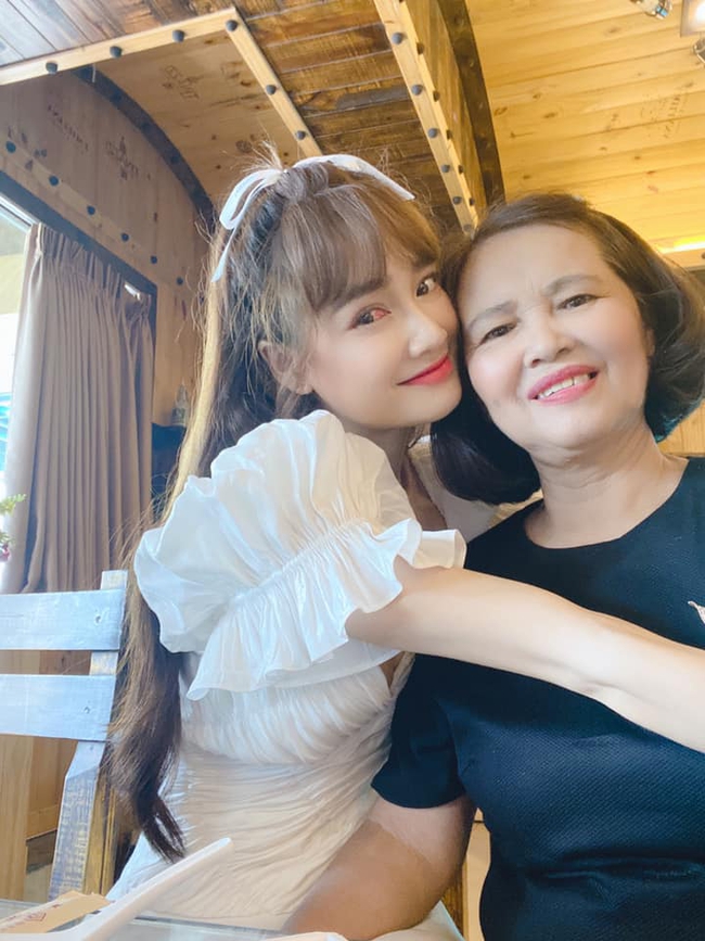 Nhã Phương đăng ảnh bên gia đình mà cộng đồng mạng lại lo sốt vó khi nhìn vào bộ phận này của cô - Ảnh 4. Nhã Phương đăng ảnh bên gia đình mà cộng đồng mạng lại lo sốt vó khi nhìn vào bộ phận này của cô - Ảnh 4.