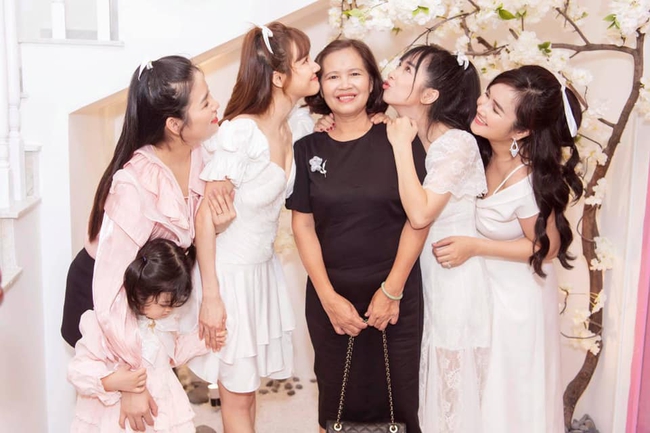 Nhã Phương đăng ảnh bên gia đình mà cộng đồng mạng lại lo sốt vó khi nhìn vào bộ phận này của cô - Ảnh 2. Nhã Phương đăng ảnh bên gia đình mà cộng đồng mạng lại lo sốt vó khi nhìn vào bộ phận này của cô - Ảnh 2.