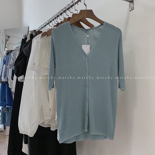 Áo len tăm sọc dọc: Món đồ đúng chuẩn thời tiết mùa Thu, mặc lên sang xịn lại còn nhìn Hàn Quốc hết ý - Ảnh 14. Áo len tăm sọc dọc: Món đồ đúng chuẩn thời tiết mùa Thu, mặc lên sang xịn lại còn nhìn Hàn Quốc hết ý - Ảnh 14.