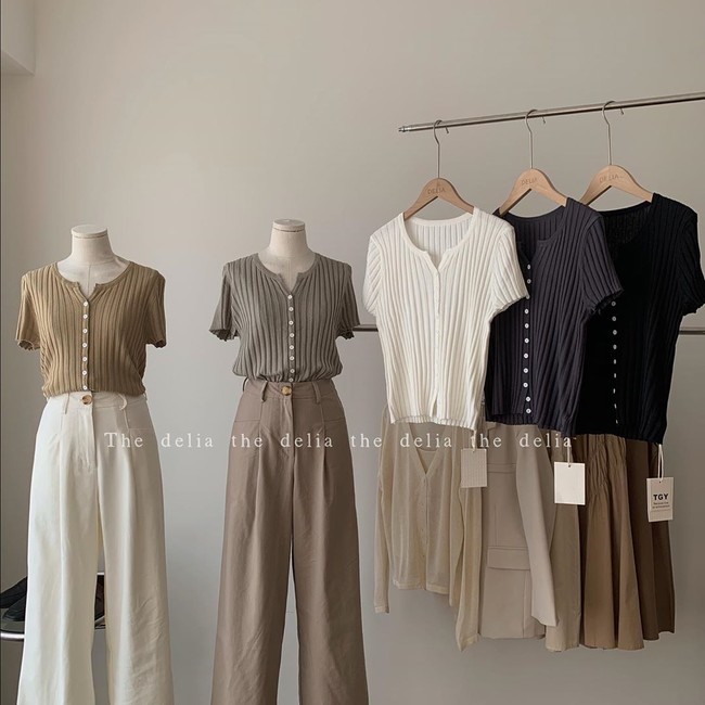 Áo len tăm sọc dọc: Món đồ đúng chuẩn thời tiết mùa Thu, mặc lên sang xịn lại còn nhìn Hàn Quốc hết ý - Ảnh 8. Áo len tăm sọc dọc: Món đồ đúng chuẩn thời tiết mùa Thu, mặc lên sang xịn lại còn nhìn Hàn Quốc hết ý - Ảnh 8.