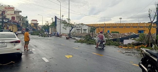Các địa phương sau bão số 5: Nhiều nhà dân đổ sập hoàn toàn, hàng loạt xế hộp hư hỏng nặng - Ảnh 2. Các địa phương sau bão số 5: Nhiều nhà dân đổ sập hoàn toàn, hàng loạt xế hộp hư hỏng nặng - Ảnh 2.