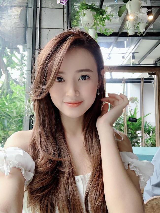 Midu bày tỏ: "Hồi nhỏ coi Tây Du Kí cứ tưởng ăn thịt Đường Tăng là trẻ mãi không già. Lớn lên mới biết bí quyết nằm ở chỗ cứ để bản thân thoải mái vui vẻ, trân trọng những người bên cạnh và luôn toả ra năng lượng tích cực. Vậy là ổn". Midu bày tỏ: "Hồi nhỏ coi Tây Du Kí cứ tưởng ăn thịt Đường Tăng là trẻ mãi không già. Lớn lên mới biết bí quyết nằm ở chỗ cứ để bản thân thoải mái vui vẻ, trân trọng những người bên cạnh và luôn toả ra năng lượng tích cực. Vậy là ổn".