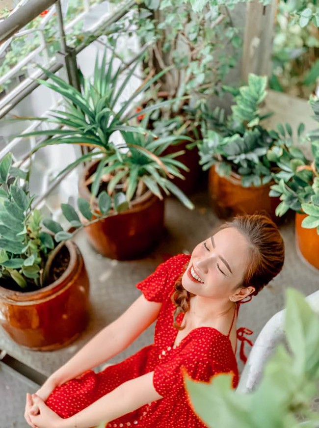 Đan Lê nhắn gửi: "Tháng mới tươi hồng nha cả nhà!". Đan Lê nhắn gửi: "Tháng mới tươi hồng nha cả nhà!".