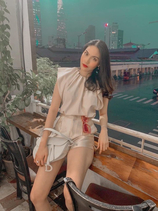 Lan Khuê tranh thủ chụp ảnh sống ảo lúc đi ăn uống. Lan Khuê tranh thủ chụp ảnh sống ảo lúc đi ăn uống.