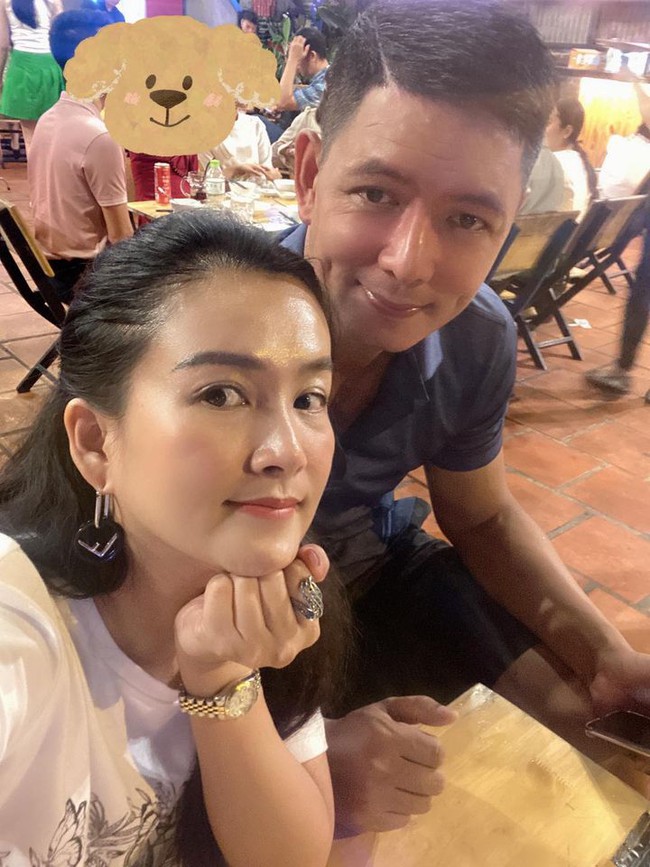 Bình Minh viết: "Trời mưa dắt gấu đi ăn ốc được nhỉ". Bình Minh viết: "Trời mưa dắt gấu đi ăn ốc được nhỉ".