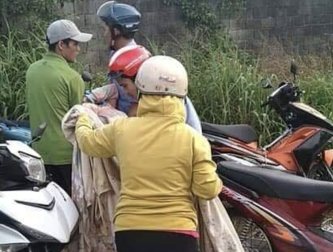 Vợ ôm con 1 tuổi nhảy xuống sông sau khi cãi nhau với chồng, bé trai bị nước cuốn tử vong thương tâm - Ảnh 3. Vợ ôm con 1 tuổi nhảy xuống sông sau khi cãi nhau với chồng, bé trai bị nước cuốn tử vong thương tâm - Ảnh 3.
