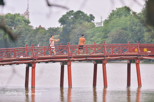 Gió mùa Hà Nội đã về, cớ sao không thử dậy thật sớm, ghé vài góc quán quen nhìn ngắm phố phường và hít hà từng làn hơi mướt mát, trong lành!  - Ảnh 6.