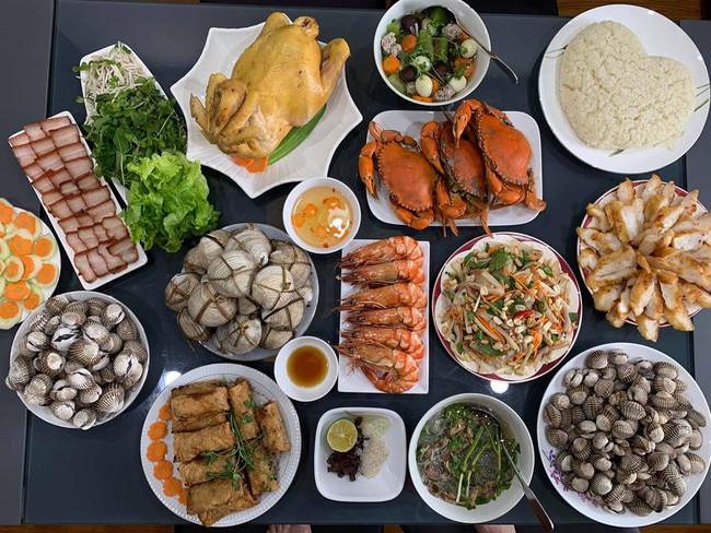 "Hoa mắt" với mâm cơm gia đình ngày nghỉ lễ của bà mẹ U60: xôi ngũ sắc, trứng cuộn hình chim công, hải sản bày biện ngập đĩa - Ảnh 1. "Hoa mắt" với mâm cơm gia đình ngày nghỉ lễ của bà mẹ U60: xôi ngũ sắc, trứng cuộn hình chim công, hải sản bày biện ngập đĩa - Ảnh 1.