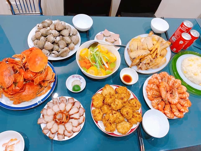 "Hoa mắt" với mâm cơm gia đình ngày nghỉ lễ của bà mẹ U60: xôi ngũ sắc, trứng cuộn hình chim công, hải sản bày biện ngập đĩa - Ảnh 12. "Hoa mắt" với mâm cơm gia đình ngày nghỉ lễ của bà mẹ U60: xôi ngũ sắc, trứng cuộn hình chim công, hải sản bày biện ngập đĩa - Ảnh 12.